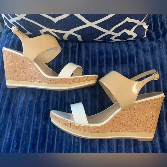 Sandals with wedge heels and adjustable ankle strap - Picture 6 of 7
